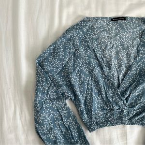 Brandy Melville Blue and White Floral Print V-Neck Cropped Long-Sleeved Blouse
